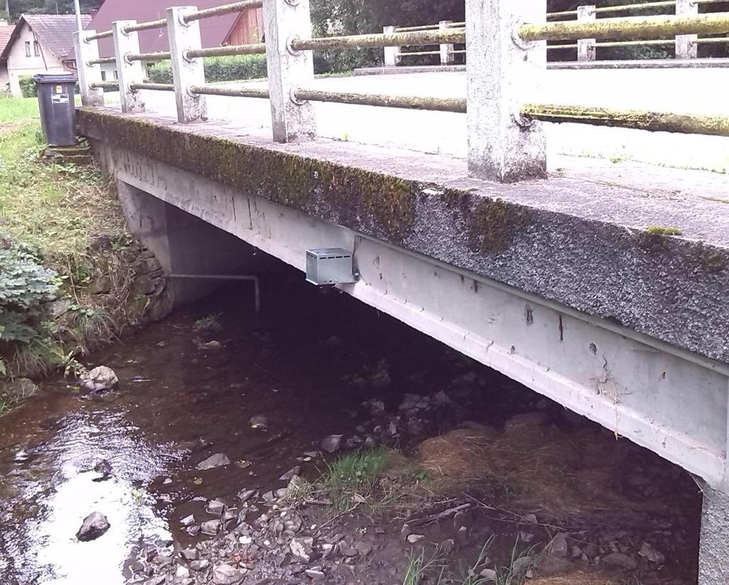 instalaci bude zohledněna možná turbulence hladiny pod sondou a zarůstání koryta toku.