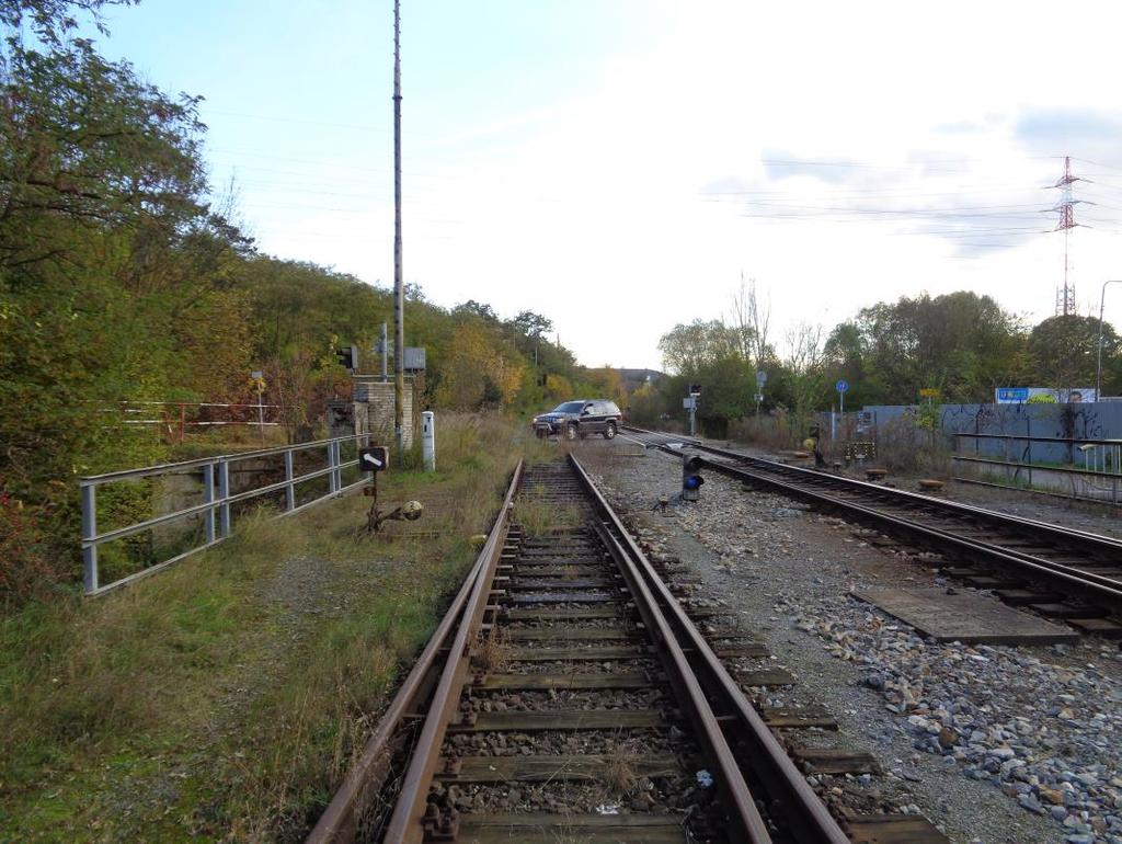 Obrázek 21 - Pohled na železniční přejezd P5726 převádějící přes železniční trať komunikaci U Soutoku.