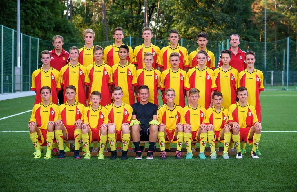 u/mladší dorost Horní řada (zleva): Filip Šmídek (trenér), Vojtěch Hampapa, Lukáš Adámek, Tomáš Mašek, Jan Balšán, Alex Fiala, Jiří Dědič (trenér).