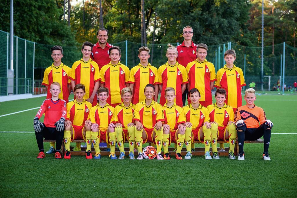 u/starší žáci a Horní řada (zleva): Viktor Valta (trenér), Tomáš Maurer (trenér).