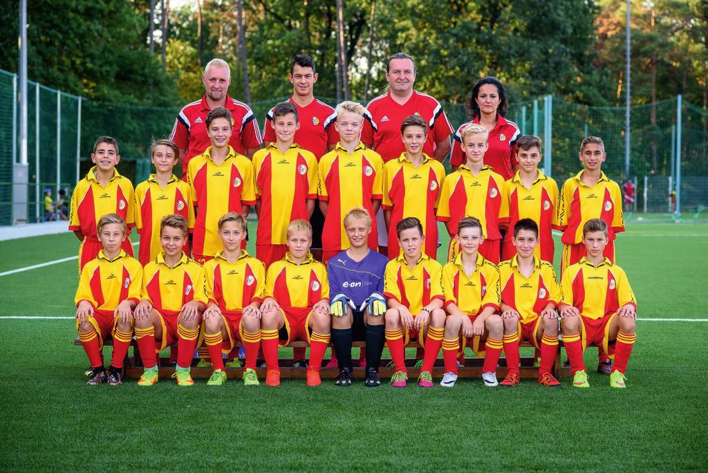 u/starší žáci b Horní řada (zleva): Jaroslav Teplan (trenér), Tomáš Zajíček (asistent trenéra), Lukáš Michl (asistent trenéra), Šárka Jiráková (vedoucí týmu).