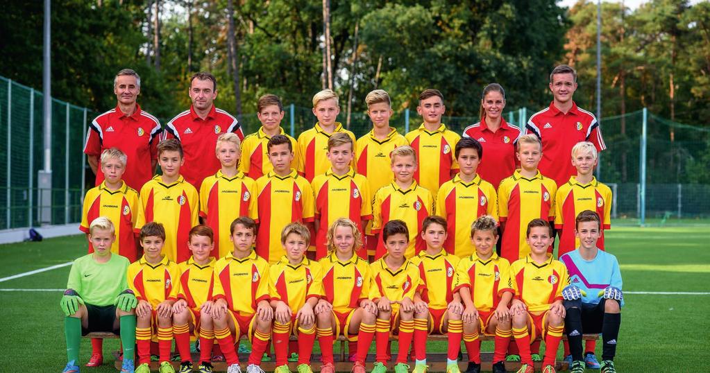 u/mladší žáci a Horní řada (zleva): Michal Špaček (asistent trenéra), Radek Dobrý (trenér), Pavel Hrdlička, Adam Meztek, Václav Pěknic, Michael Větrovec, Petra Dostálová (vedoucí týmu), Petr Havlíček