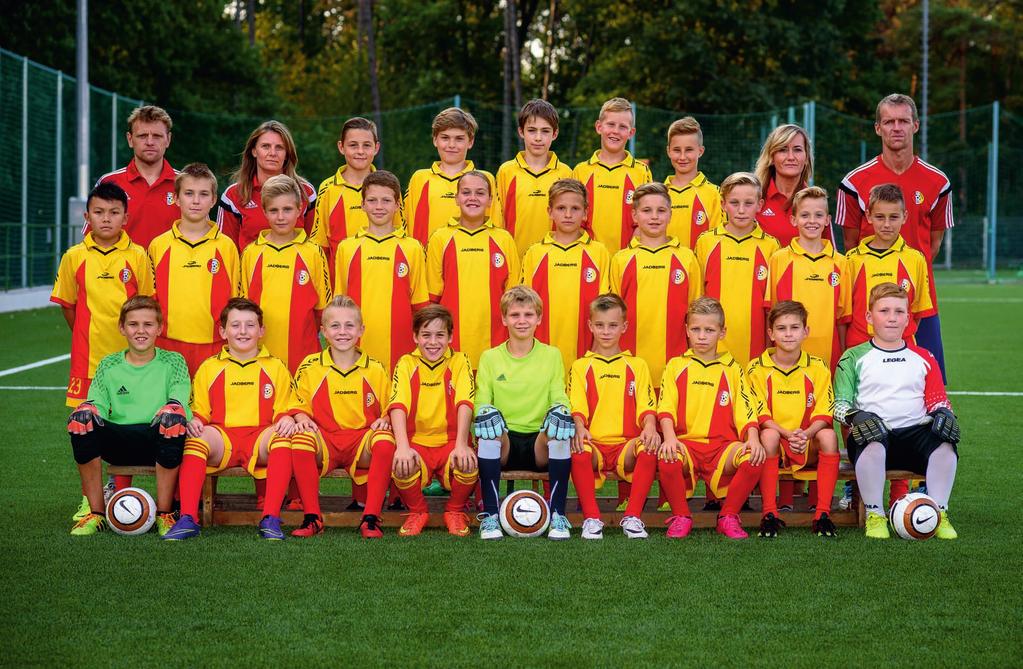 u/mladší žáci b Horní řada (zleva): Milan Bárta (asistent trenéra), Alena Váňová (vedoucí týmu), Matěj Procházka, Adam Šolc, Jan Šimončič, Jakub Mayer, Maximilian Špaček, Monika Mayerová (vedoucí