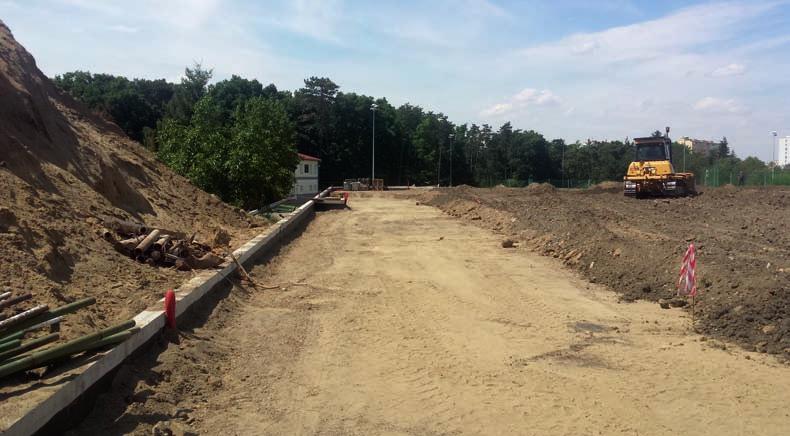 Vztyčeny byly sloupy umělého osvětlení, nový povrch dostalo malé tréninkové hřiště a začala sanace svahu mezi oběma hřišti.