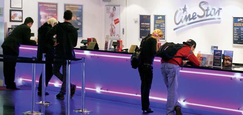 strana 32 09/2011 srovnání Kde se více chodí do kina? Časy, kdy počet filmových diváků v Československu překračoval výrazně hranici 100 milionů za rok, jsou už dávno pryč.