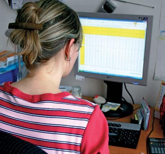 strana 36 09/2011 analýza Nepřímé náklady stagnují V rámci časové řady za oddíl odvětví OKEČ 75 Český statistický úřad vypracoval přehled nákladů za státní zaměstnance ústředních vládních institucí.