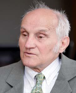 téma 09/2011 7 strana Kdo stál v čele úřadů? Po roce 1989 vedly statistické úřady tři významné osobnosti Ivan Šujan, Eduard Souček a Rudolf Krč. Dva z nich byli Slováci.