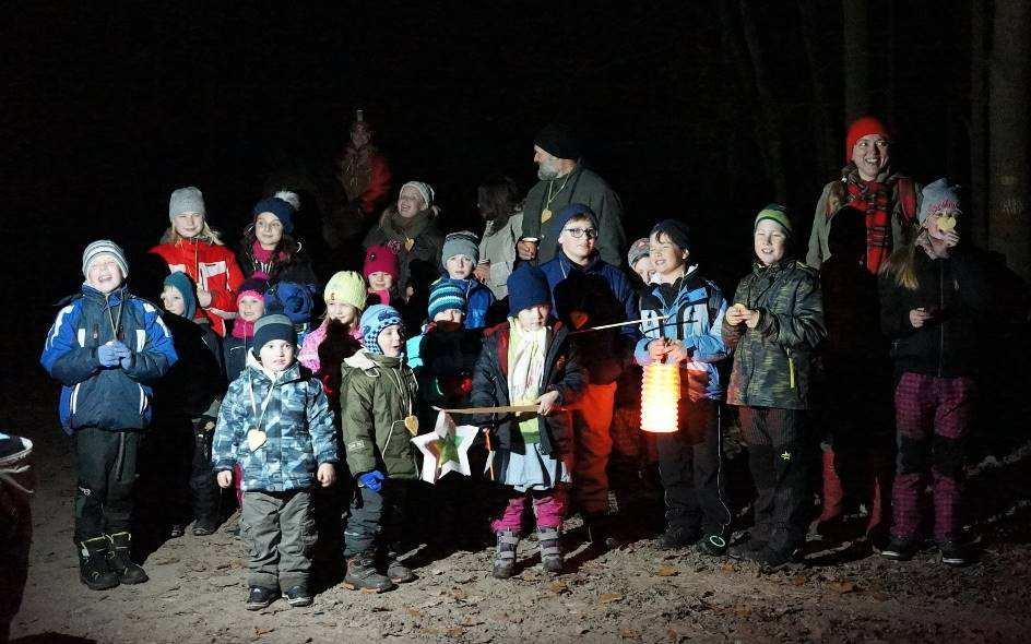 počtu předmětů, než původně bylo zamýšleno. Z dodaných medaillonů zvláště zdařilé byly M. J. Hus a Žižka, prof. Purkyně, Manes, Havlíček, dále Tyrš a Fügner, Šafařík, Tyl, Klicpera, Kollár, V.