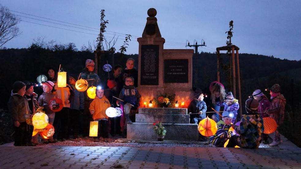 lesem na místě setkání spojila dvě světélkující procesí. Jedno z Obory, v jehož čele jel na koni sám sv. Martin a druhé z boční cesty od Nebřezin.
