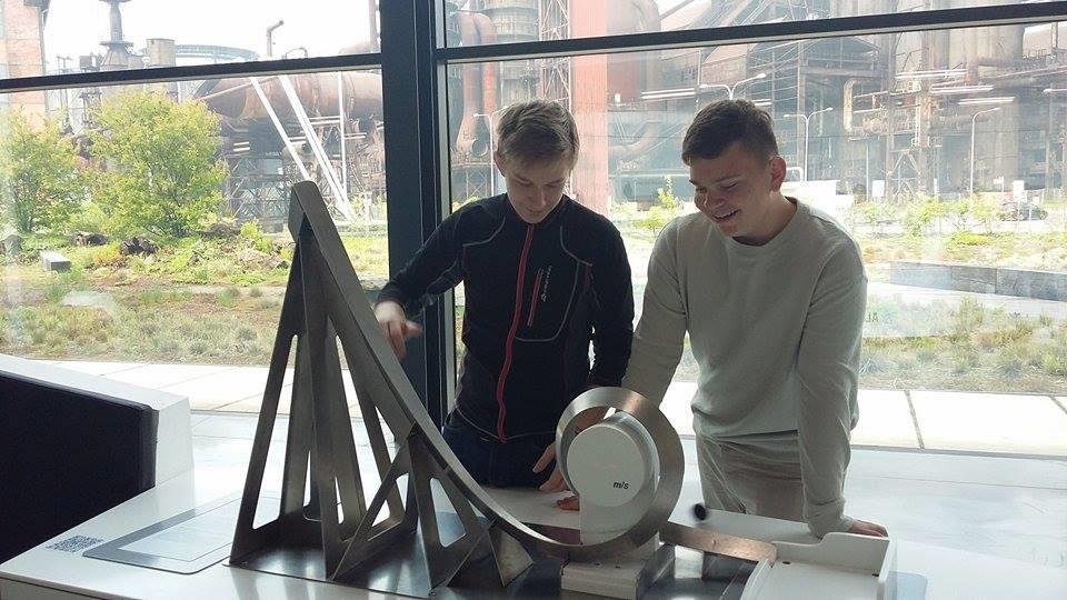 předávání maturitního vysvědčení i oceňování úspěšných studentů na Čaji o páté. Sbor se zúčastnil regionální soutěže Anglický slavík.