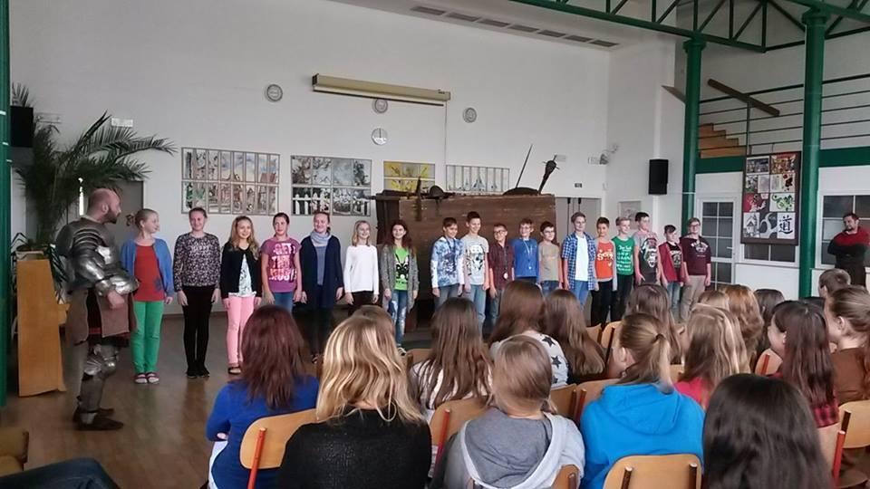 Den otevřených dveří Gymnázium Bystřice nad Pernštejnem 16. listopadu 2015 - Den otevřených dveří První tři vyučovací hodiny probíhalo vyučování podle rozvrhu, ve 4. - 5.