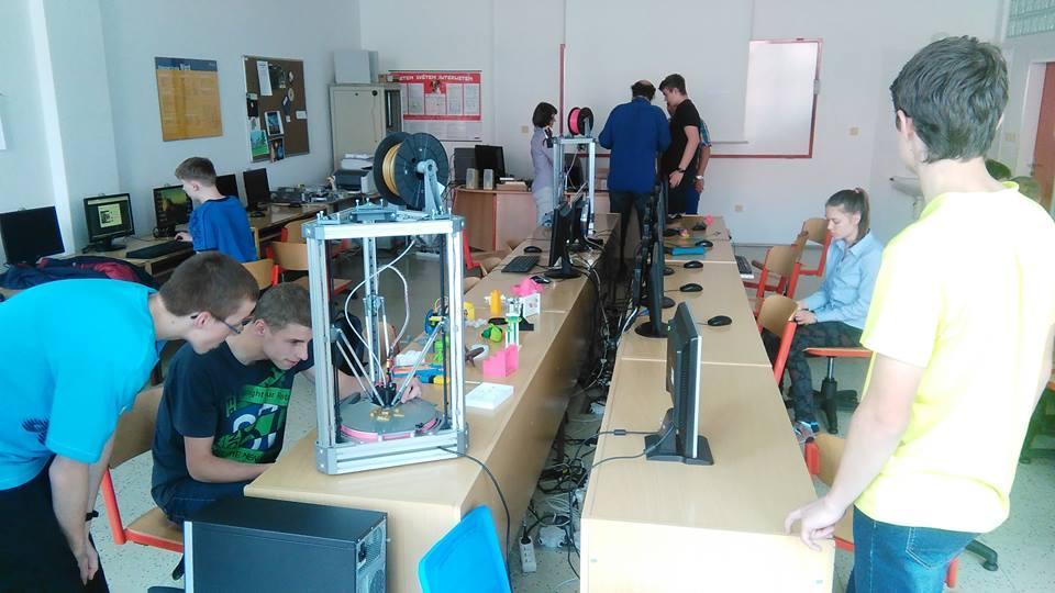 Workshop 3D modelování a 3D tisk Gymnázium Bystřice nad Pernštejnem V rámci popularizace vědy a techniky ve školách se podařilo uskutečnit seminář pro zájemce o problematiku modelování a technologie