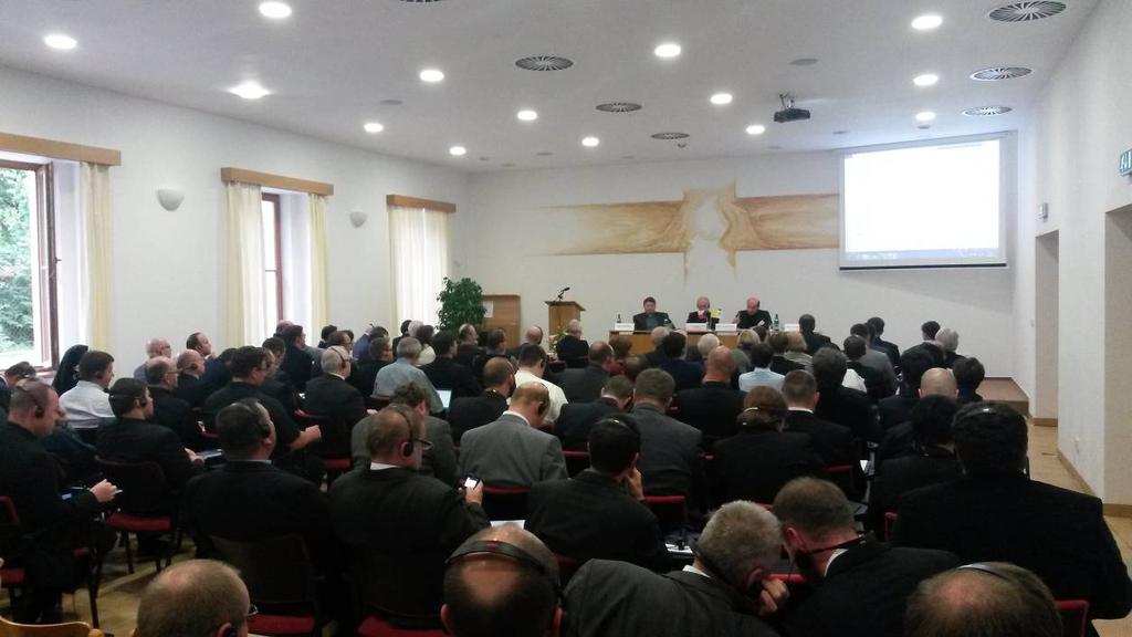 dalších zemí. Z II. sympozia kanonického práva ve Vranově u Brna (21. 9. 2015) Za předsednickým stolem zleva Mons. Karel Orlita, Mons.