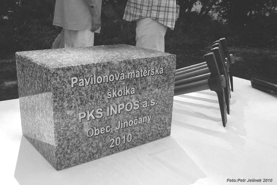 září 2010, kdy do stávající školky přijdou děti, jsou kompletně hotovy všechny práce na uložení inženýrských sítí, zahrada je uvedena do