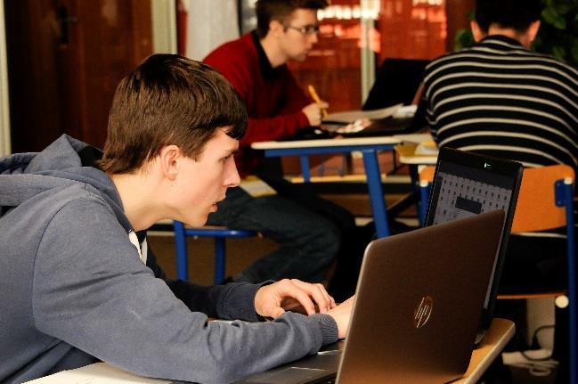 V dopoledním individuálním bloku měli studenti na výběr k řešení 20 úloh různého stupně obtížnosti, časové náročnosti a z toho vyplývajícího bodového ohodnocení.