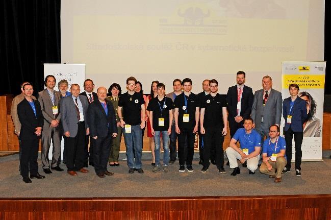 Soutěžní týmy čekali úlohy zaměřené na hardware, kryptografii a zranitelnost webové aplikace. Foto vlevo: Vladimír Dzurilla (vládní zmocněnec pro IT) předává diplom vítězi soutěže Ondřeji Blehovi.