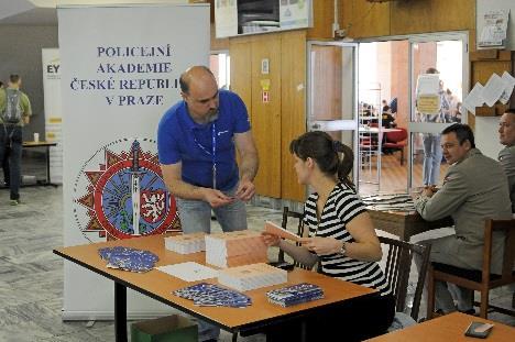 jsou kryptografie, etický hacking apod. Fotografie z exkurze po odborných pracovištích Policejní akademie ČR v Praze.