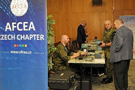 informací o jejich možném budoucím studiu anebo praktickém uplatnění a seznámit se s odborníky na kybernetickou a informační bezpečnost. Fotografie z odborné výstavy partnerů soutěže.