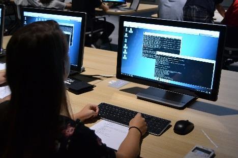 Poslední dva dny studenti strávili v Kybernetickém polygonu (KYPO) Masarykovy univerzity v Brně, kde se jim věnovali odborní a akademičtí pracovníci CSIRT-MU.