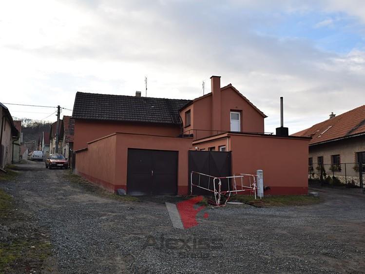 trvale obydlen, průběžně udržován a modernizován.