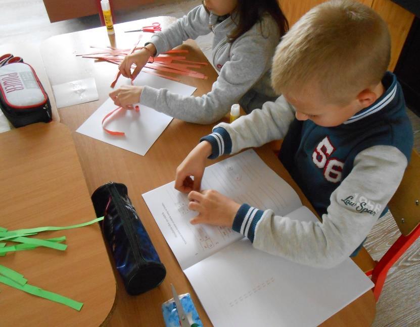spolupráca, kde jeden ţiak drţí hranu papiera a