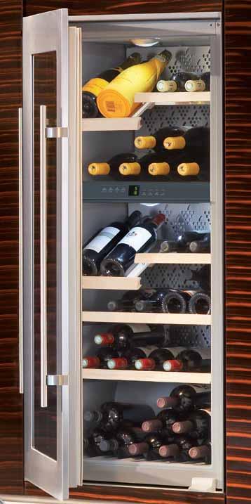 Temperované chladničky na víno Vinidor Poličky z prírodného dreva sú vyrábané ručne a vysúvateľné na teleskopických koľajničkách.