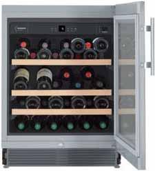Podstavné chladničky na víno GrandCru Masívne, drevené výsuvné poličky ponúkajú dobrý prehľad a pohodlný prístup k fľašiam.