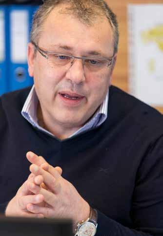 48 timber I přes veškerou digitalizaci a optimalizaci zůstává nezbytným faktorem úspěchu vzájemná důvěra. Herbert Stöckl Herbert Stöckl je vedoucím logistiky ve skupině Pfeifer.