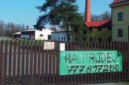 Jsou zde vytvořená pracoviště pro dělení materiálu, vrtání, svařování a skladování.