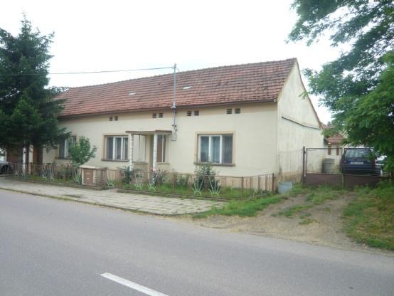 6 Porovnatelná nemovitost se nachází v obdobné obci, jeho poloha je srovnatelná. Dům je lépe vybaven, technický stav je výrazně lepší, má 3x větší pozemek. Na základě porovnání uvažuji hodnotu koef.