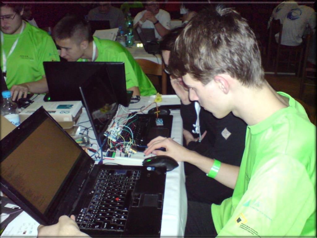 Po oficiálním přivítání byla soutěž zahájena s tím, že soutěžící nesměli použít nic, co vytvořili dříve. Všichni měli své notebooky a od organizátorů k dispozici Anduina a jiné desky.