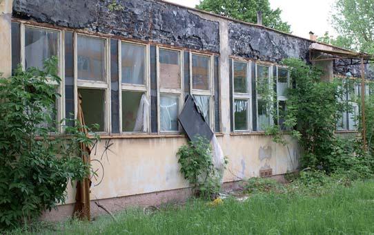 Vandalové zpravidla nemají potřebu ničit skutečně hezky upravená místa a nezvaní sprejeři si také spíše vybírají rozpadající se zdi a ohrady z rezavého vlnitého plechu.