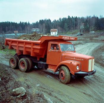 2 (6) Stavební vozidla Scania-Vabis jako tento ikonický model DLT75 6x4 z roku 1958 výrazně přispěla vzniku moderního Švédska během rekordních 60. let 20. století. Až do konce 60.
