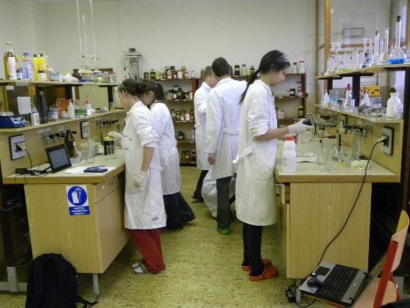 týden vysokoškolákem. Studenti budou pracovat ve vysokoškolském prostředí, v laboratořích a učebnách FT. V únoru pokračujeme také pravidelnou přednáškou učitele z FT UTB Zlín doc. Humpolíčka.