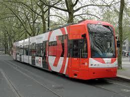 Obr. 6 Obrázek tramvaje typu Flexity Swift. [3] Obr. 7 Schéma tříčlánkové šesti nápravové tramvaje se dvěma delšími krajními články se dvěma klouby.