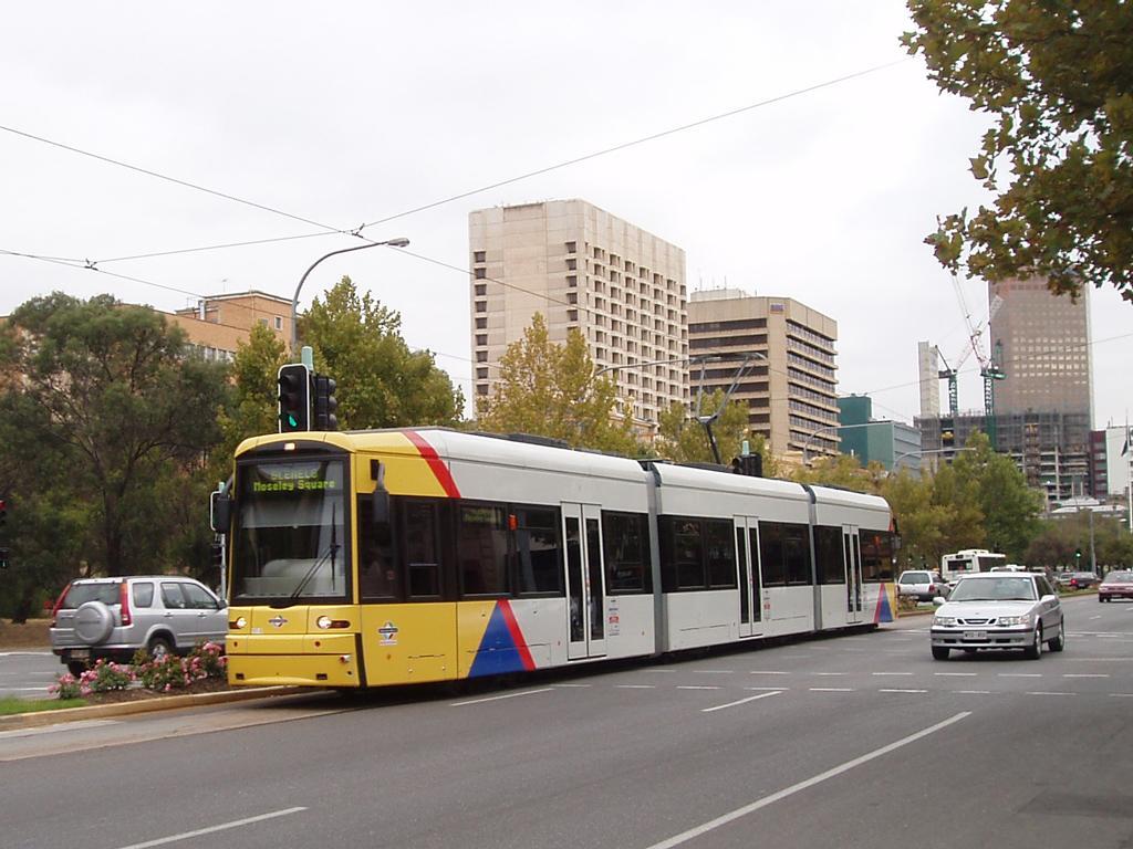 2.4.3 Tříčlánková tramvaj se čtyřmi otočnými podvozky U tohoto řešení jsou dva podvozky pod středním článkem a dva pod krajními články, všechny podvozky jsou otočné.