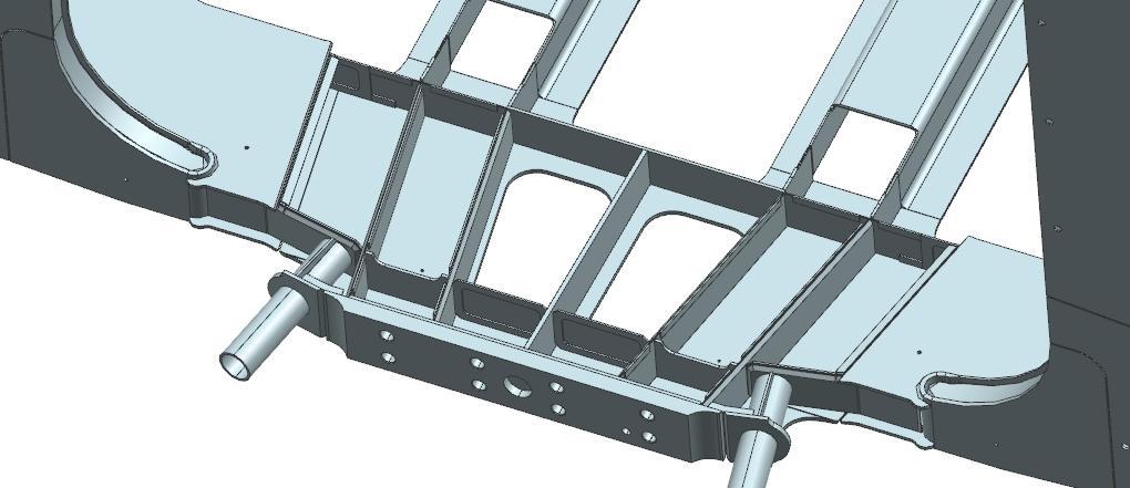 Všechny časti jsou k sobě přivařeny, svarové hrany jsou sraženy. Tyto součásti spojují střední čelník, sloupky čelnice a postraní podélné nosníky podlahy.