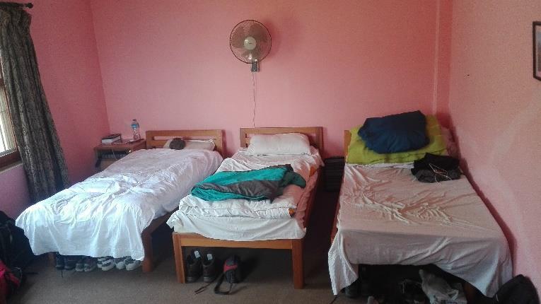 POBYT V NEPÁLU Ubytování Ubytované jsme byly v Dhulikhel Hospital Guest house v městečku Dhulikhel spolu s dalšími mezinárodními studenty. Měly jsme třílůžkový pokoj s vlastní koupelnou.