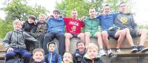 STRANA 10 Dvacet medailí pro Sokol Komárov T radičně za nepříznivého počasí se konal v sobotu 17. května v Příbrami další přebor ve sportovní gymnastice, atletice a šplhu.