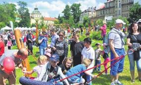 Rodiče většinou nemohou dotovat asistenta ze svých příjmů, a tak je starost o doplnění chybějících finančních prostředků plně na řediteli školy Mgr. Jiřím avřičkovi.