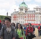 Poté následovaly nákupy na Oxford Street. Tato ulice je vyhlášená butiky s velmi příznivými cenami, a tak si mnozí domů odnášeli tašky plné pokladů. ečer se děti, plné zážitků, vrátily do rodin.