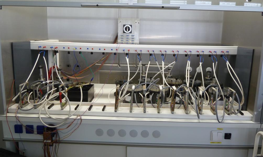 8 VÝROBA A PŘÍPRAVA ELEKTROD 8.1 Měřící pracoviště Měřící pracoviště slouží k dlouhodobým experimentům s elektrodami olověných akumulátorů.
