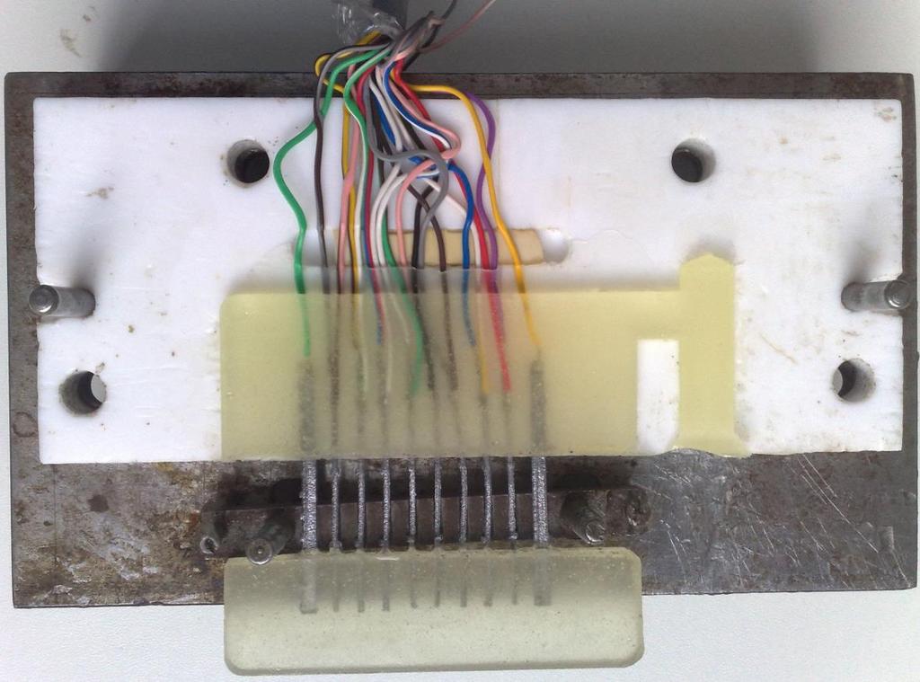 Kladné elektrody se na pracovišti VUT nevyrábí. Jsou dodávané od firmy AKUMA, stejně jako olověné mřížky pro výrobu záporných elektrod.