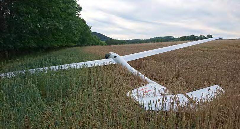 Obr. č. 3: Pohled na kluzák na místě letecké nehody. 2 Rozbor Pilot byl způsobilý k letu, byl zkušený s dostatečným náletem na typu.