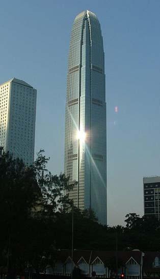 International Finance Centre (Hong Kong) Výška: 407 (412) m Rok: 2003 Arch.: Rocco Design Ltd., César Pelli (např.