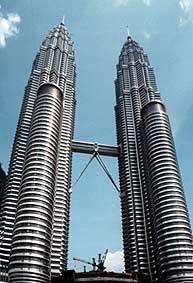 Petronas Towers (Malajsie) Výška: 379 (452) m Rok: 1998 Arch.: César Pelli (např.