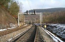 Přispívajícím faktorem bylo neuvedení zabezpečovacího zařízení do plně provozního stavu.