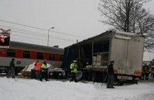 Při MU nedošlo k újmě na zdraví osob, celková škoda byla vyčíslena na tis. Kč. Bezprostřední příčinou vzniku MU bylo nadměrné (nepřípustné) zatížení materiálu obou kol.
