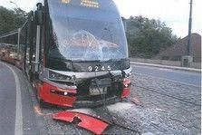 Při MU bylo zraněno cestujících a řidič tramvaje linky č. 8. Celková škoda byla vyčíslena na tis. Kč. Bezprostřední příčinou vzniku MU bylo selhání lidského činitele řidič tramvaje linky č.