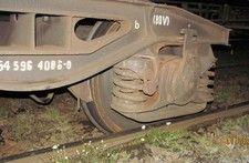 Výroční zpráva Dne.. ve :9 hod. se v žst. Uhlířské Janovice střetl vlak Os 7 s nákladním automobilem na přejezdu zabezpečeném výstražnými kříži a doplněném dopravní značkou Stůj, dej přednost v jízdě.